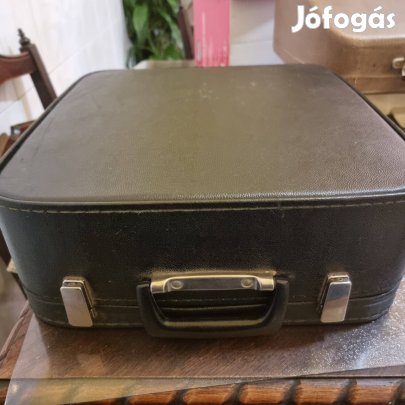 Írógép Erika, tokkal, dokumentumokkal