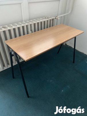 Iskolapad jellegű íróasztal