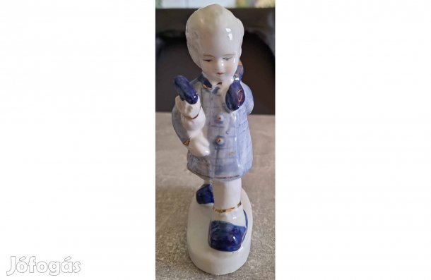 Iskolás lány porcelánfigura
