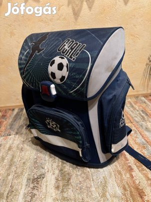 Iskolatáska focis motívummal
