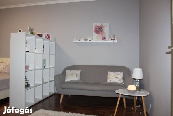 István úton 2 szobás erkélyes lakás eladó