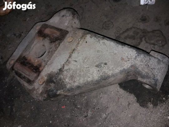 Iveco Daily Bal Hátsó Rugó Tartó Kengyel / Cuppánt