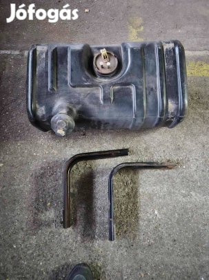 Iveco Daily möanyag 80L tank konzollal