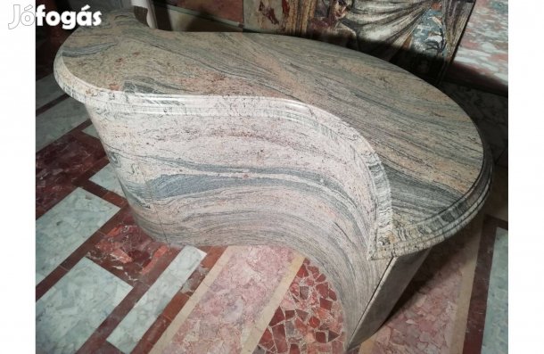 Íves faragott gránitpult, S alakú gránit promóciós és hostess pult