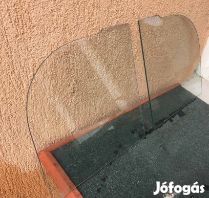 Íves üvegpolc vitrinhez