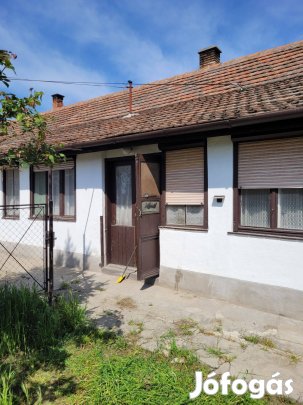 Izsákon házrész eladó