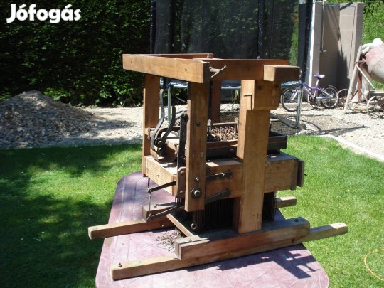 Jacquard és egy hagyományos szővőszék.