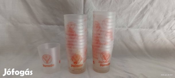 Jagermeister kínáló poharak és hűtő-hordozó