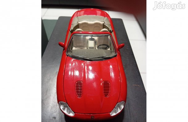 Jaguár Xkr típusú piros sportautó (Moistro)