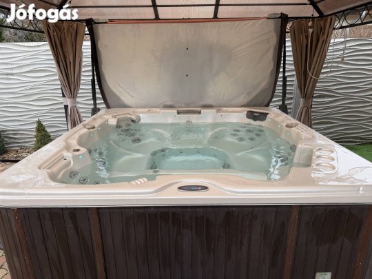 Jakuzzi masszázs medence