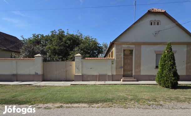 Jánoshalmán 59 m2-es, tornácos parasztházeladó