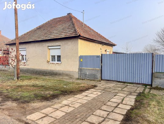 Jánoshalmán 98 nm-es családi ház eladó