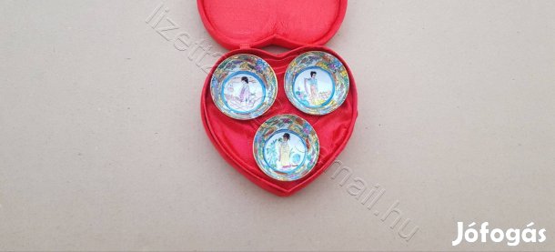 Japán porcelán szakés tál pohár készlet szív alakú díszdobozban