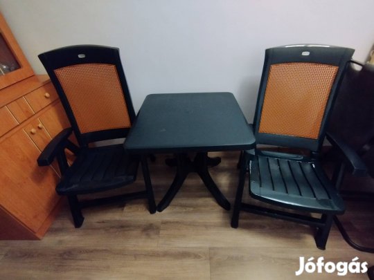 Jardin asztal 2 db Jardin székkel eladó 
