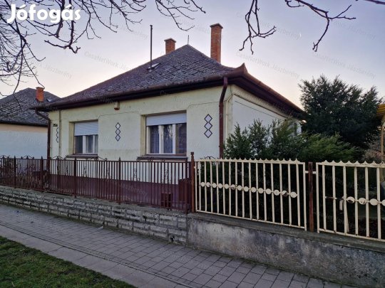 Jászapáti központjához közel, 69 nm-es, 2 szobás családi ház eladó!