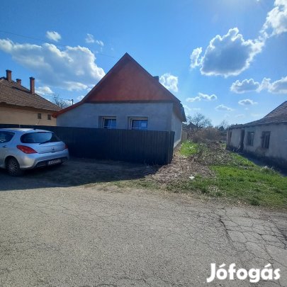 Jászapáti strand utcájában eladó családi ház