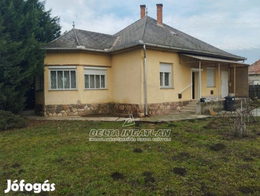 Jászapátin 3 szobás, vályog családi ház, nagy melléképülettel eladó!