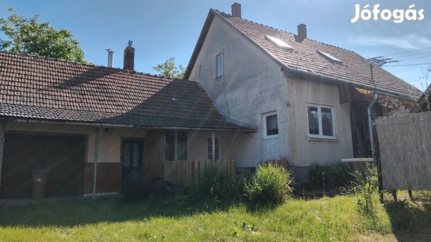Jászapátin, csendes környéken eladó egy kifogástalan állapotú családi