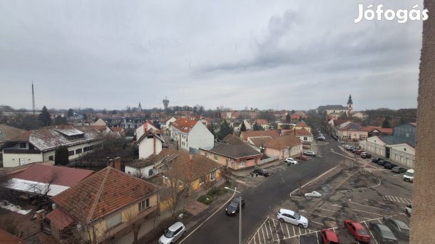 Jászberény belvárosi részén eladó egy két szobás, erkélyes lakás!