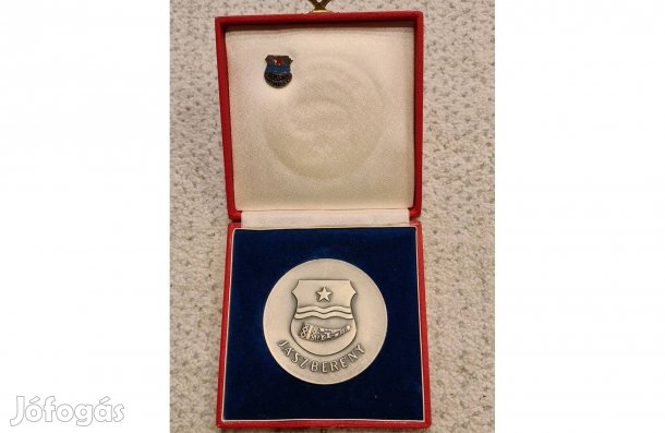Jászberény címeres ezüstözött plakett és kitűzője díszdobozban eladó