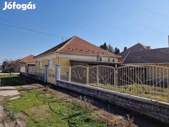 Jászberényben, 102 nm-es, 3 szobás családi ház eladó