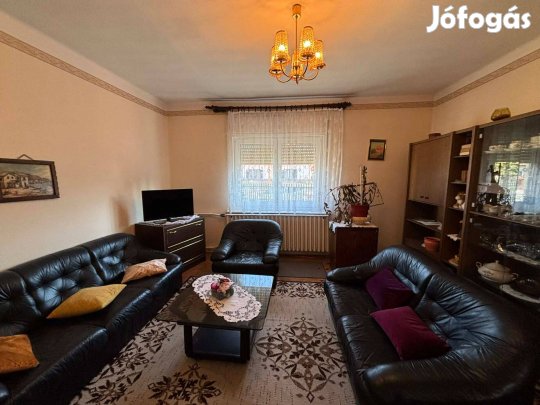 Jászberényben csendes utcában 90 nm-es családi ház eladó