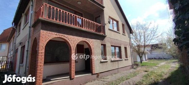 Jászberényi eladó 206 nm-es ház