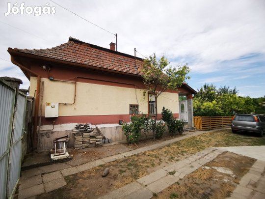 Jászfelsőszentgyörgyön eladó egy kocka típusú ház, nagy telekkel