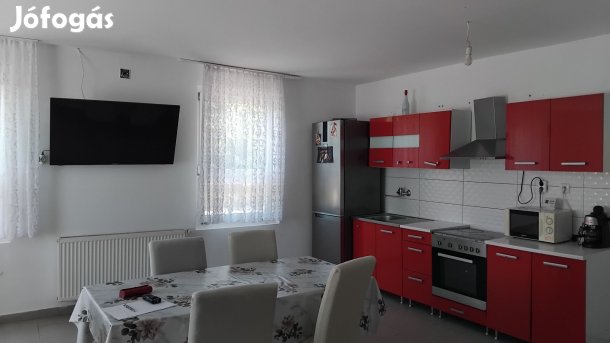 Jászfelsőszentgyörgyön kockaház, extra különálló lakrésszel eladó