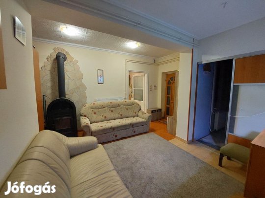 Jászjákóhalmán, a központ közelében felújított ikerház-fél eladó