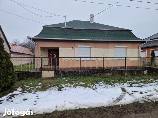 Jászszentadráson kiváló állapotú kockaház eladó