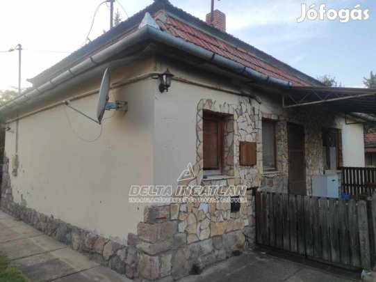 Jásztelken 75 m2-es, 2 szoba + nappalis ház, 2 melléképülettel eladó!