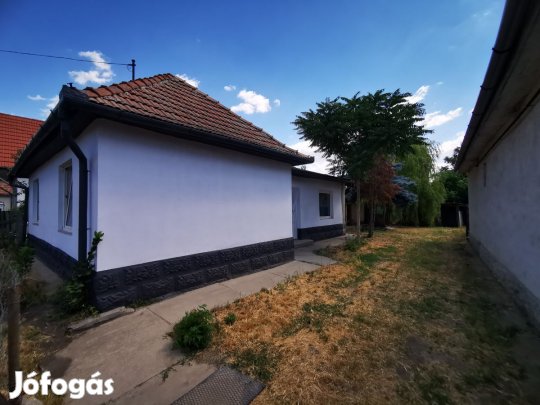 Jásztelken eladó egy kocka típusú ingatlan