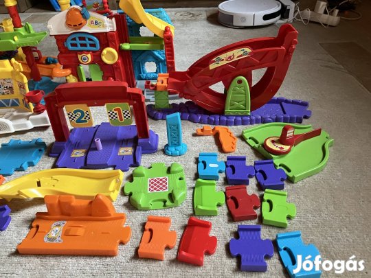 Játék autópálya és tűzoltóállomás