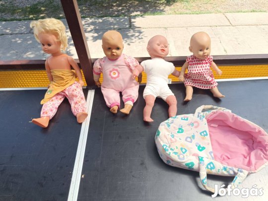 Játék babaágy, babahordozó és 4 db baba (zoizo)