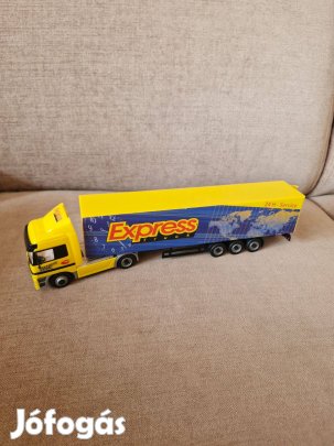 Játék csomagszállító teherautó
