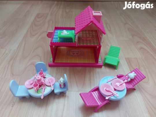 Játék házikó kiegészítőkkel