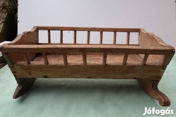 Játék régi 40 cm-es faragott bőlcső