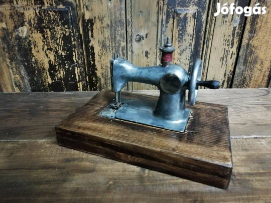 Játék varrógép, kis varrógép, mini varrógép felújítva, dekorációként