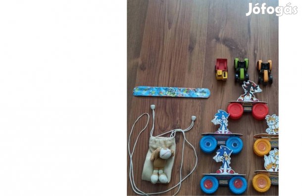 Játékcsomag kisfiúnak (karkötő, autók, kis szütyő)