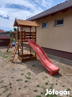 Játszótér fából csúszdával