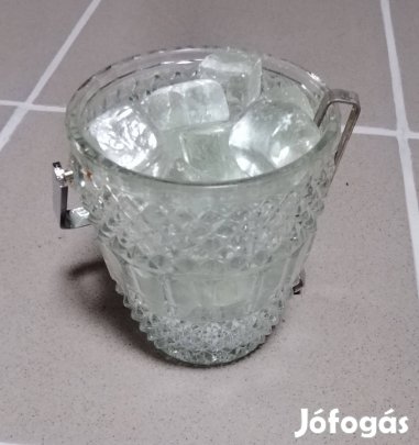 Jégkockatartó üveg jégkockákkal és jégkocka fogóval