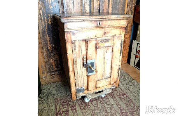 Jégszekrény, 20. század elejéről, teljesen felújított állapotban