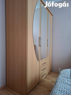 Jelentős árcsökkenés! Kitűnő állapotban lévő gardróbszekrény eladó!