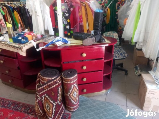 Jelmezüzlet kiárusítása üzletberendezéssel együtt