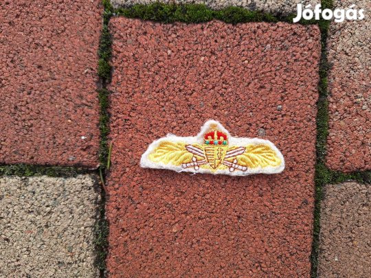 Jelzés egyenruhára eladó