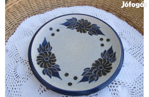 Jelzett, kézzel festett, kék-szürke kőporcelán tányér