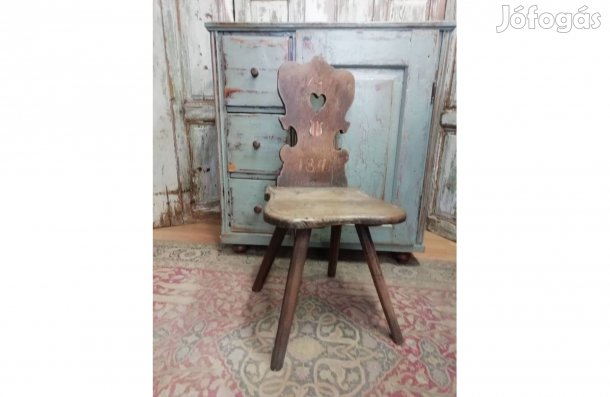 Jelzett évszámos keményfa szék, 1843-ból, nászajándék, gyönyörű népraj