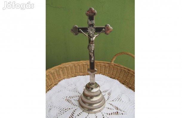 Jelzett fémtalpas kereszt