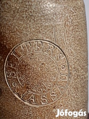 Jelzett vizes palack